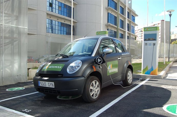Coche Eléctrico En La Sede De Iberdrola