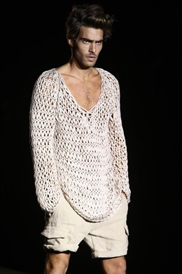 El Modelo Jon Kortajarena En Cibeles Para Roberto Verino