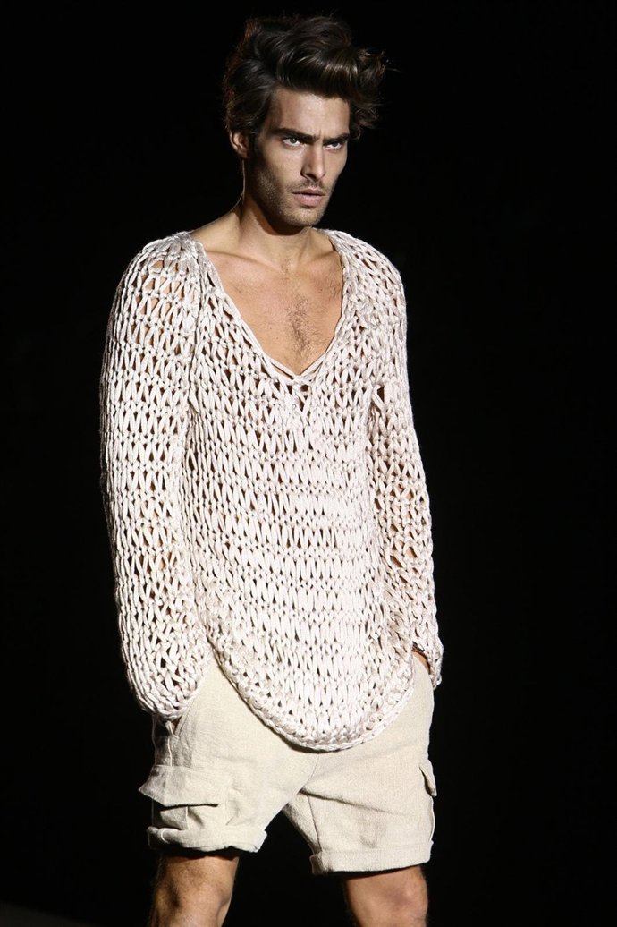 El Modelo Jon Kortajarena En Cibeles Para Roberto Verino