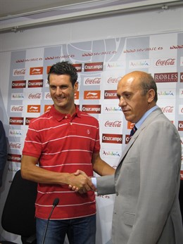 Spahic, El Día De Su Presentación Con El Sevilla 