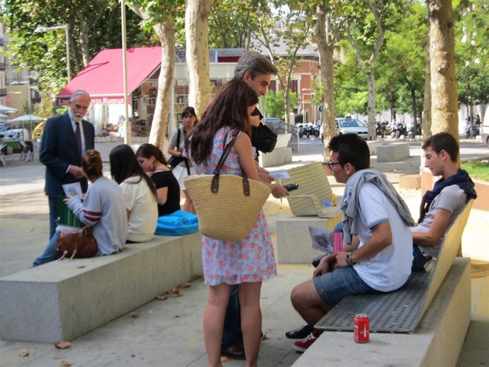 Luis De Velasco Y David Ortega Reparten Folletos De Upyd En Madrid