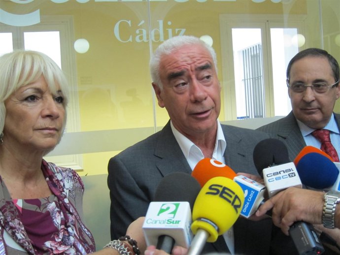 Luciano Alonso Junto A La Alcaldesa De Cádiz, Teófila Martínez 