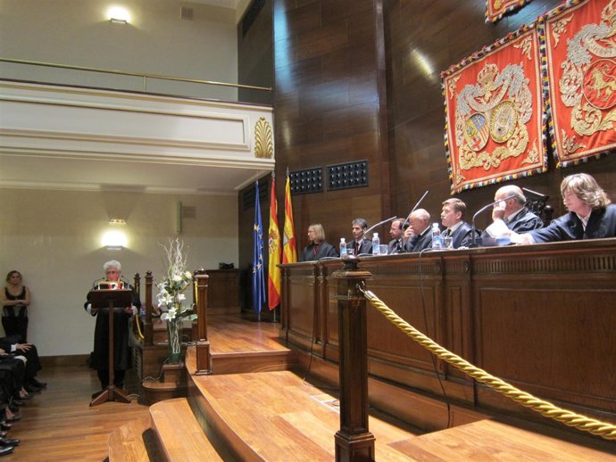 El Justicia De Aragón Recibe La Medalla Del Colegio De Abogados
