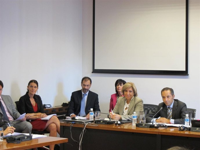 El Consejero Sánchez De Muniáin Y Su Equipo En El Parlamento.