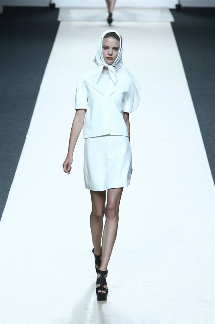 Modelo De Jesús Del Pozo En Cibeles