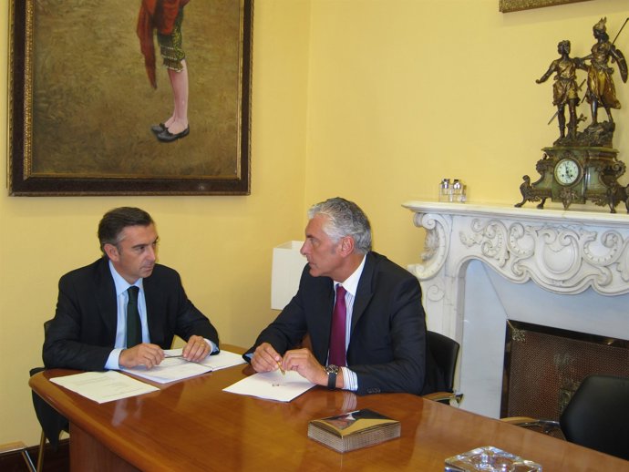Beamonte Y Antonio Suárez En El Despacho Del Presidente De La DPZ
