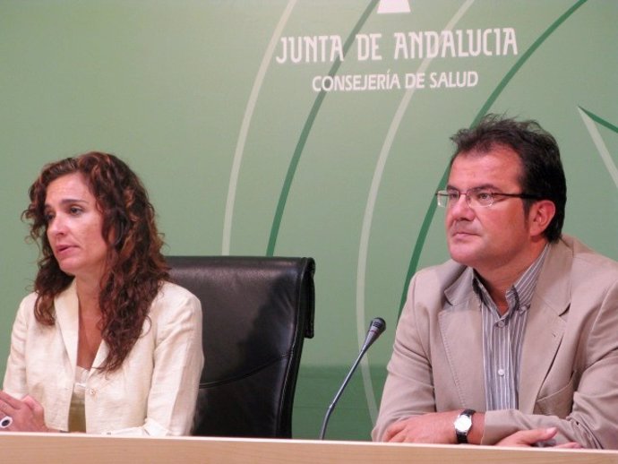  María Jesús Montero Acompañada Del Experto En Bioética Pablo Simón