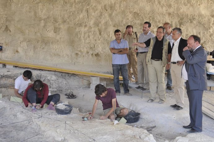 Visita del consejero de Cultura, Paulino Plata, a las excavaciones de Orce