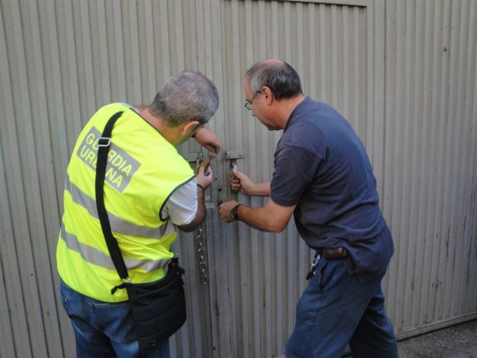 Agentes Desprecintan La Mezquita
