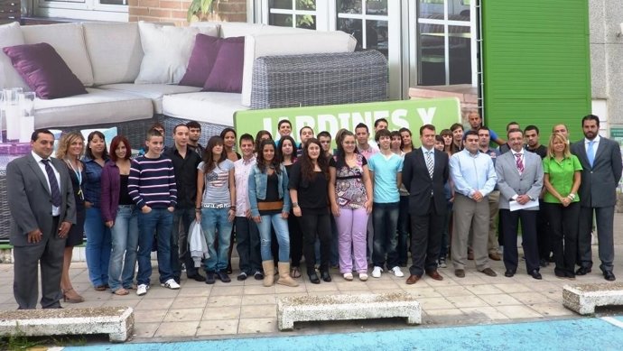 Los Estudiante En El Centro De Leroy Merlin