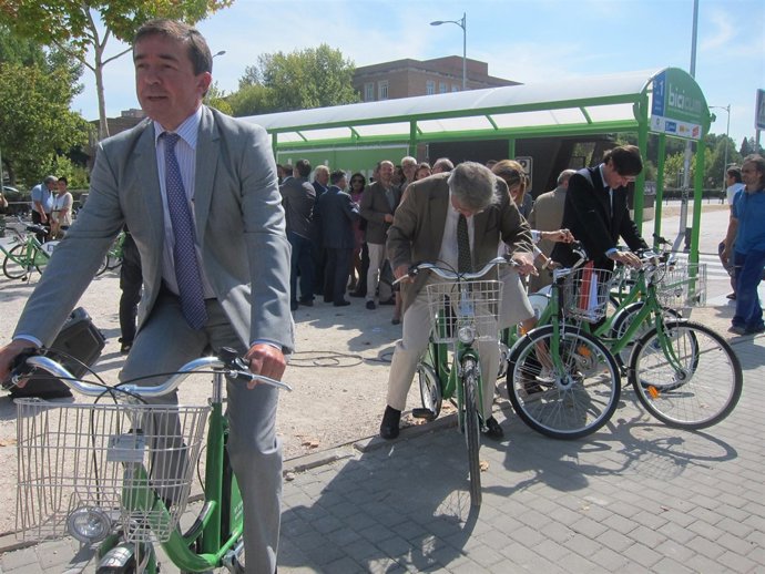 Carrillo Y Jimeno En Bicicleta