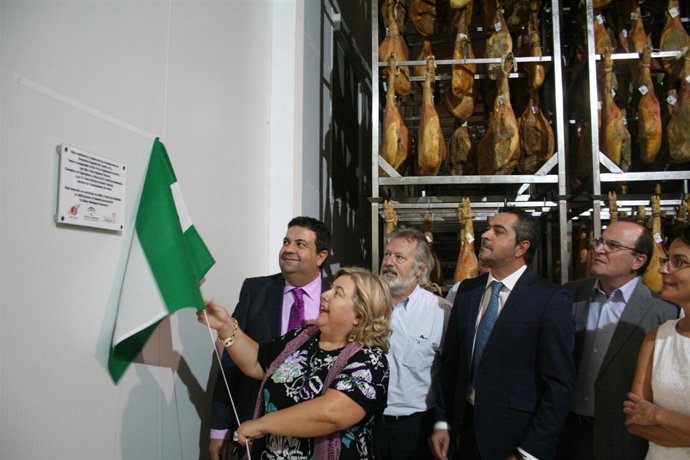 Aguilera Destapa La Placa De Las Nuevas Instalaciones En Serón