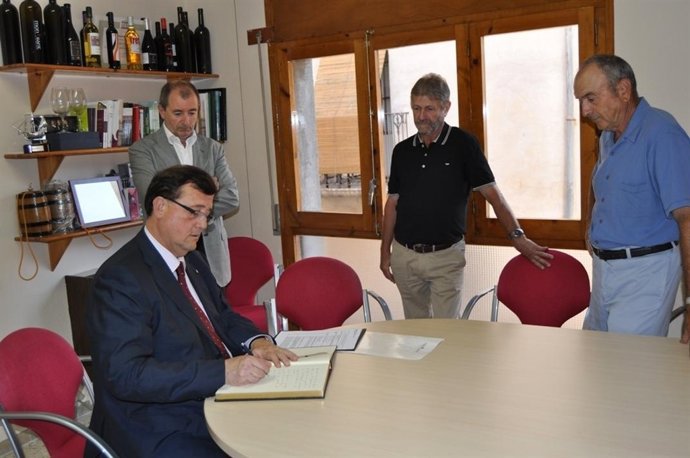 Mena Visita La DO Monstant