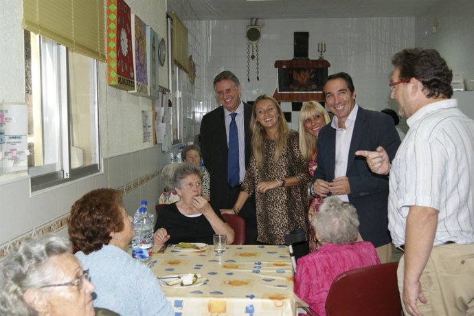 Andrea Fabra Durante La Visita A La Asociación.