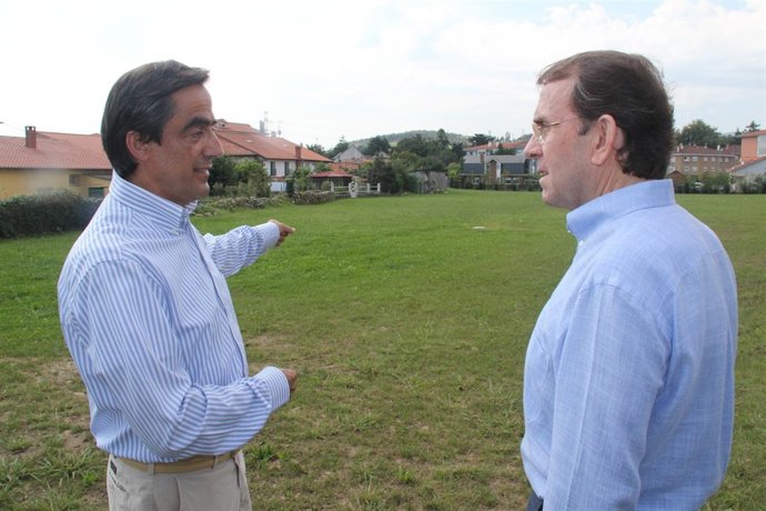 El Alcalde En La Parcela De Ganzo Donde Se Hará El Huerto Urbano