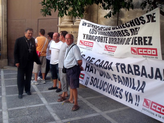 Trabajadores De Los Autobuses Amarillos, En La Iglesia De San Francisco