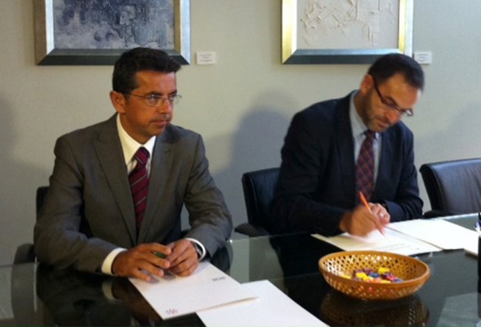 El Director De La RTVA, Pablo Carrasco, En La Firma Del Convenio