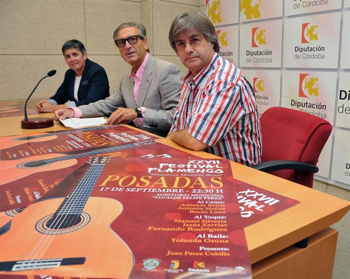 Pineda (Centro) Durante La Presentación