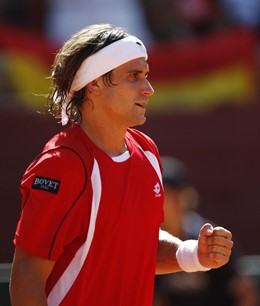 El Tenista Español David Ferrer Celebra Un Punto Ante Francia