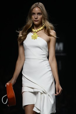 Modelo De Adolfo Domínguez En Cibeles