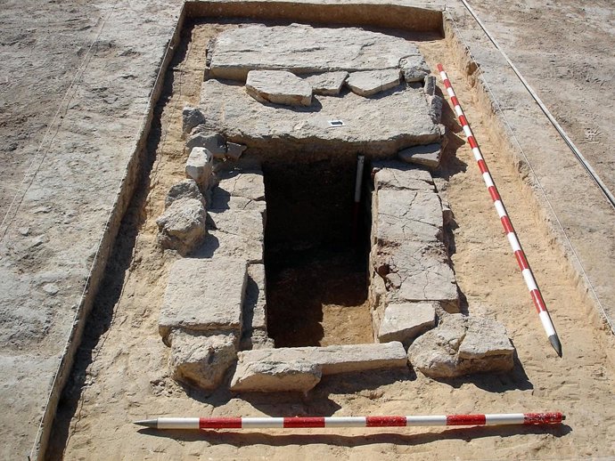 Excavación De Dos Tumbas De Inhumación Del Siglo IV