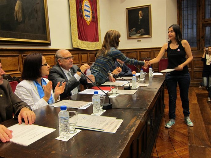 La Consejera Entrega El Diploma A Una De Las Participantes En Los Cursos.