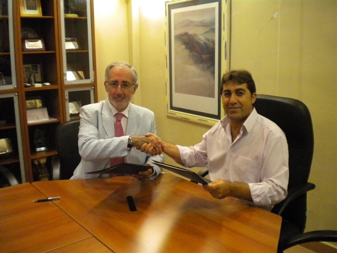 Firma De Acuerdo Entre Inés Rosales Y El Ayuntamiento De Castilleja De La Cuesta