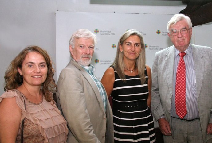 Dra Ruiz, Dr Murdoch, Dra Parra Y Mr. Lake En La Universidad Abat Oliva