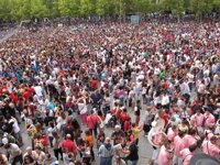 Miles de personas dan la bienvenida a las fiestas con un cohete limpio y colorido desde la plaza del Ayuntamiento