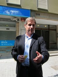 Alberto Fernández Díaz (PP) pide a Trias que retire las estatuas humanas de La Rambla