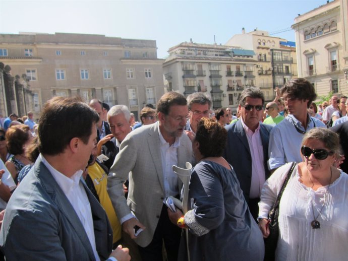 Rajoy Saluda A Una Mujer Antes De Visitar La Catedral De Jaén.