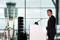 Feijóo demanda al Estado la misma "fórmula efectiva" de Lavacolla para el resto de infraestructuras gallegas