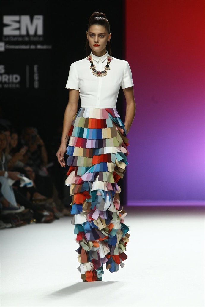 Modelo De Davidelfín En Cibeles