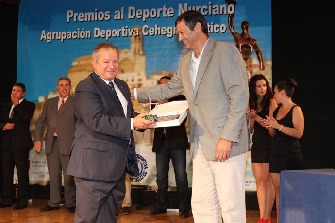 El Director Del Máster En Traumatología Del Deporte De La UCAM Recibe El Premio 