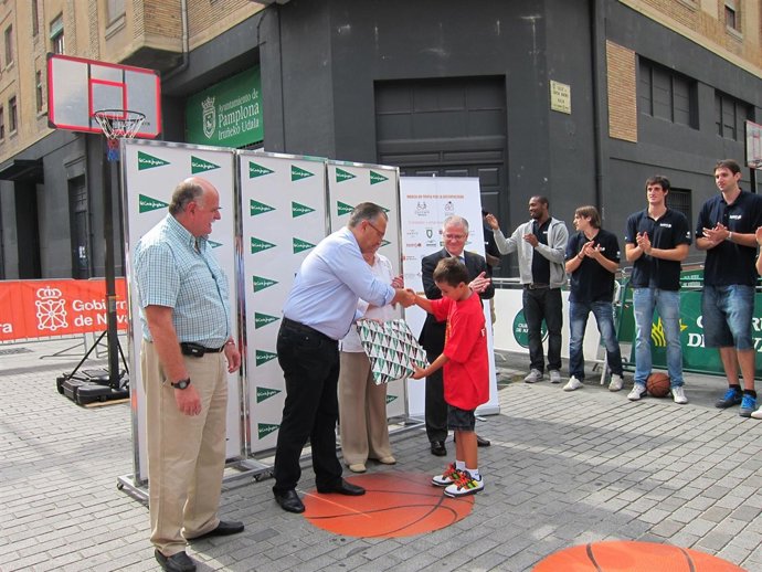 El Alcalde De Pamplona En La "Fiesta Del Baloncesto Solidario".