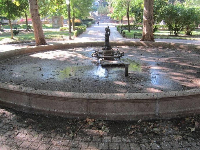 Imagen De Una Fuente Del Parque De San Antonio Con Excrementos De Estorninos