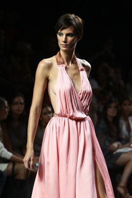 Modelo De Kina Fernández En Cibeles