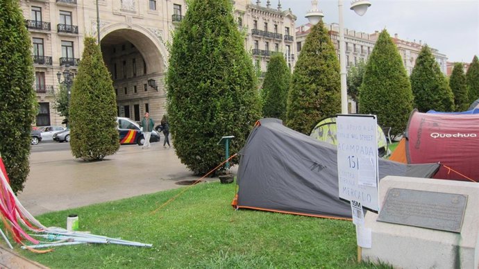 Acampada Frente A La Sede Del Santander