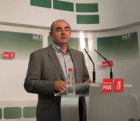 PSOE-A defiende que sus alcaldes están centrados en crear empleo, mientras los del PP llevan "cien días de propaganda"