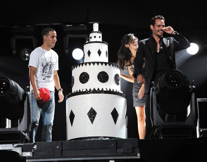 Marc Anthony En El Escenario Con Una Tarta De Cumpleaños