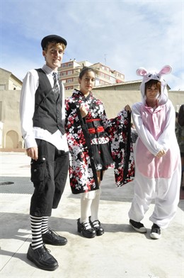 Jóvenes Disfrazados Con Trajes Japoneses.