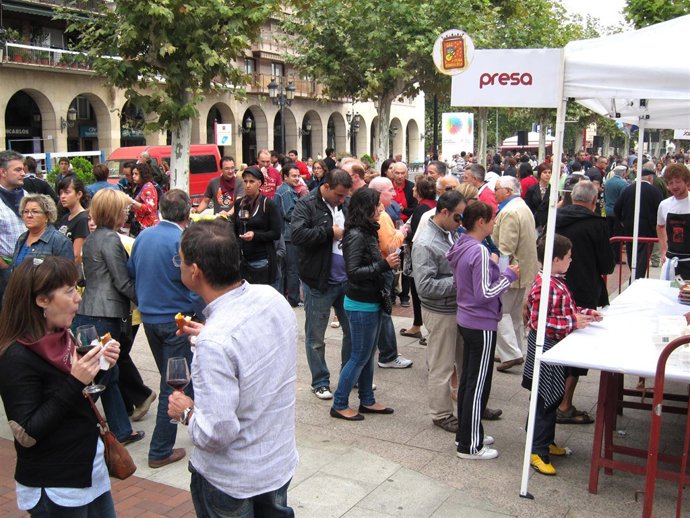 Logroñeses Y Visitantes Disfrutan De La Actividad 'De Pinchos Y Vinos'
