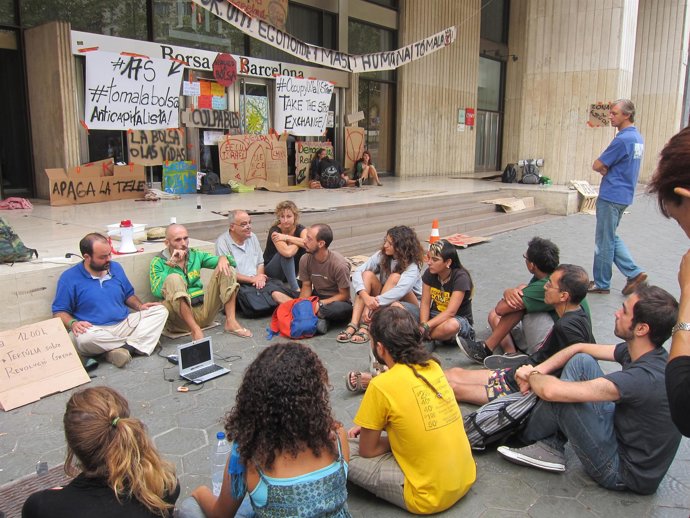 'Indignados' Frente A La Bolsa De Barcelona