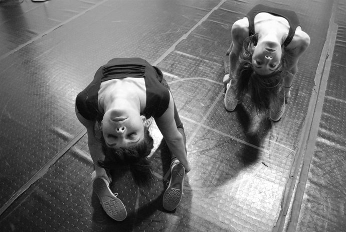 Dos Integrantes De Taiat Dansa En Un Ensayo