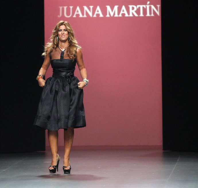 Juana Martín Saludando