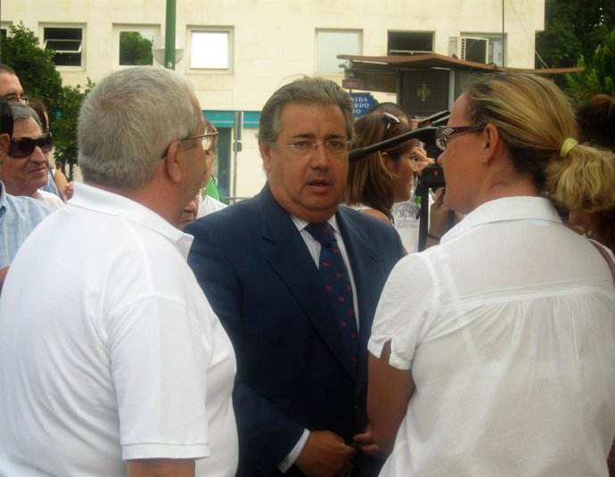 El Alcalde De Sevilla, Juan Ignacio Zoido (PP), Con Vecinos De Nervión