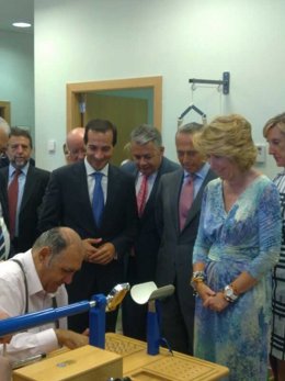 Aguirre Durante Su Visita A La Residencia De Colmenar Viejo