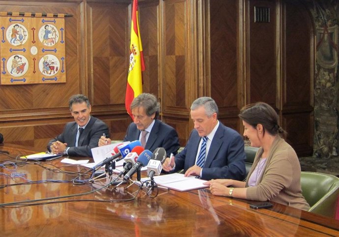 Firma Del Convenio Entre El Ayuntamiento De León Y FEVE