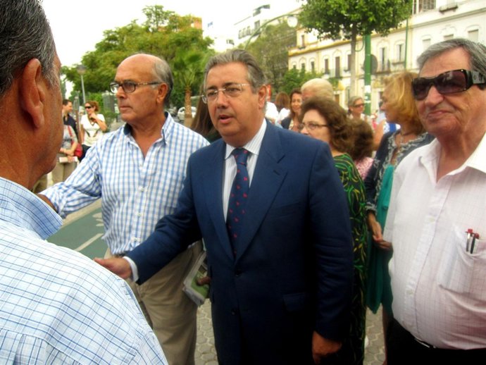 El Alcalde De Sevilla, Juan Ignacio Zoido (PP), Con Vecinos De Nervión