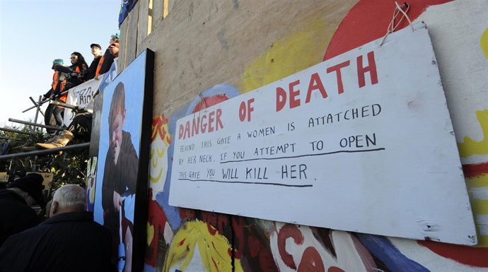 Cientos De Irlandeses Ocupan Una Granja (Dale Farm)